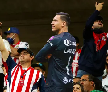 (VIDEO) Afición de Chivas le aventó monedas a Malagón, la sorpresiva reacción del de América
