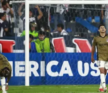 Insólito error de Esteban Pavez le cuesta un gol a Colo Colo contra Alianza Lima